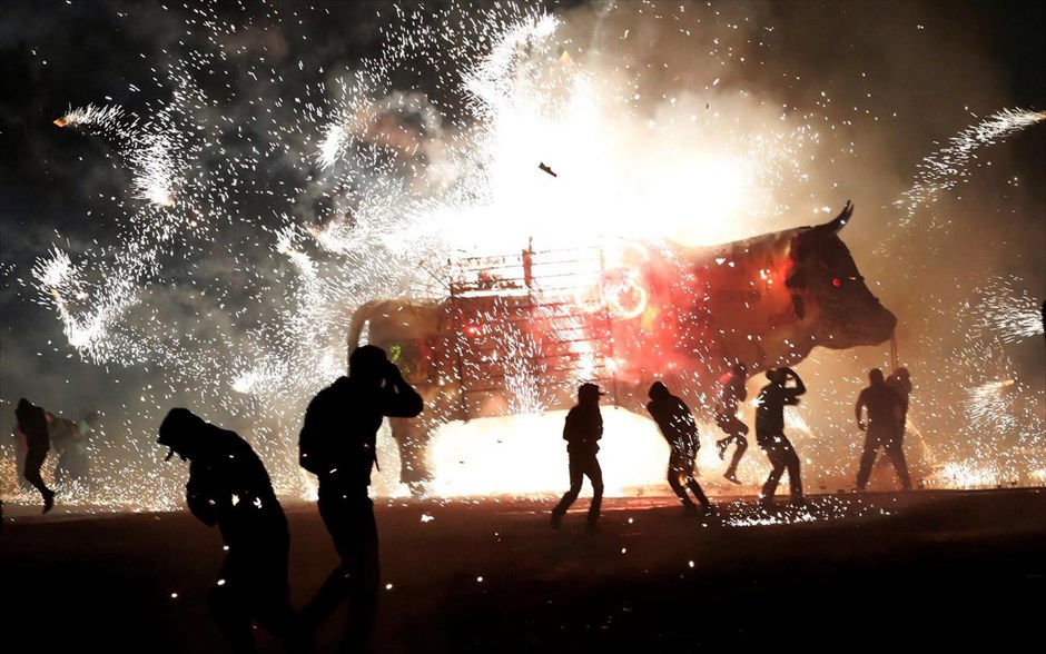 Εορτασμού του Σαν Χουάν στο Μεξικό. Στη γιορτή του Σαν Χουάν σε προάστιο της πόλης του Μεξικού, άνθρωποι απολαμβάνουν τα πυροτεχνήματα που εκτοξεύονται από παιχνίδι σε μορφή ταύρου που είναι γνωστός και ως «Τορίτο».
