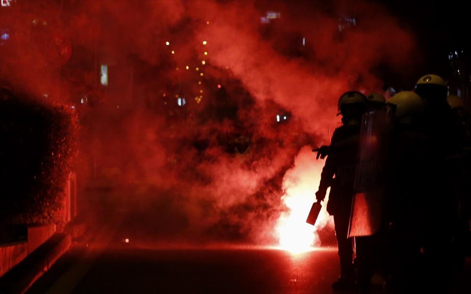 Πορεία κατά της εκκένωσης της βίλας Ζωγράφου. Ένταση σημειώθηκε στη Λεωφόρο Παπάγου στου Ζωγράφου, όπου το βράδυ της Δευτέρας&nbsp;πραγματοποιήθηκε πορεία διαμαρτυρίας κατά της εκκένωσης της βίλας Ζωγράφου. Ομάδες ατόμων άναψαν φωτιές σε κάδους και&nbsp;πέταξαν πέτρες κατά αστυνομικών, οι οποίοι έκαναν χρήση χημικών.
&nbsp;