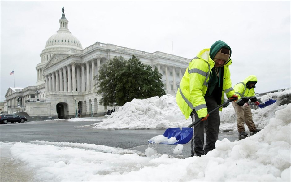 Χιόνι - Κακοκαιρία - ΗΠΑ. Εργάτες καθαρίζουν το δρόμο δίπλα στο Καπιτώλιο στην Ουάσιγκτον.