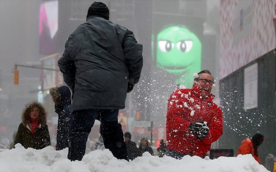 Χιόνι - Κακοκαιρία - ΗΠΑ. Χιονοπόλεμος στην Times Square της Νέας Υόρκης.