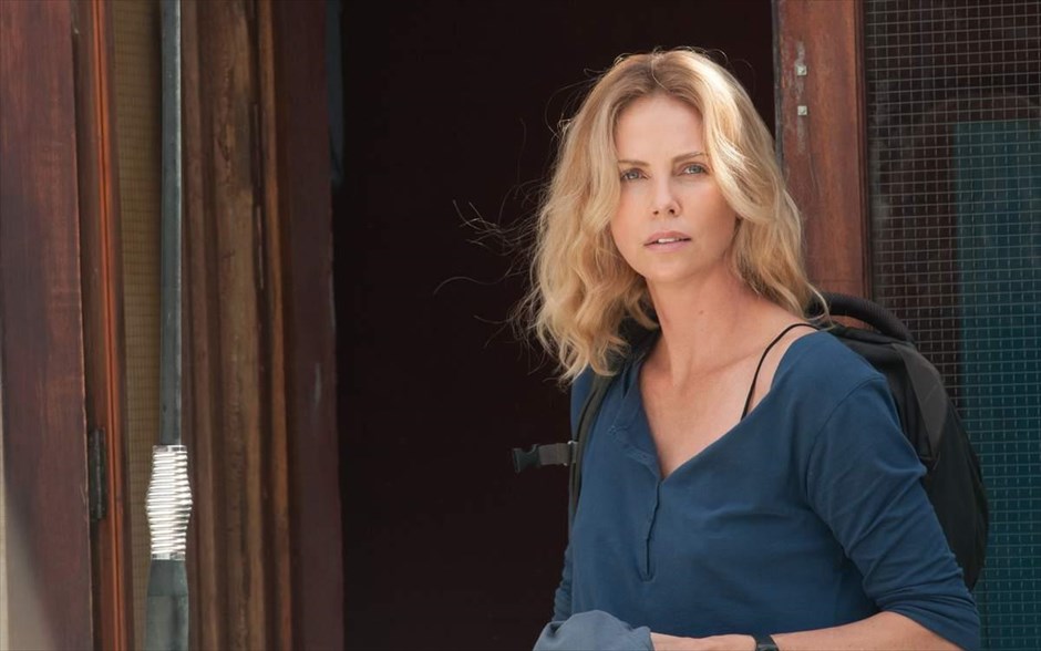 «The last face». «The last face»: O - βραβευμένος με δύο Όσκαρ - Σον Πεν σκηνοθετεί ένα χρονικό πολέμου και έρωτα, με πρωταγωνιστές τους - επίσης βραβευμένους με Όσκαρ - Σαρλίζ Θερόν και Χαβιέ Μπαρδέμ και τους Ζαν Ρενό, Αντέλ Εξαρχόπουλος και Τζάρεντ Χάρις. Ντυμένη με τη μουσική τού - βραβευμένου με Όσκαρ - Χανς Ζίμερ, η ιστορία διαδραματίζεται στην ταλαιπωρημένη από τον πόλεμο Λιβερία, όπου, κάτω από τρομακτικά δύσκολες συνθήκες, η διευθύντρια ενός διεθνούς Οργανισμού ανθρωπιστικής βοήθειας και ένα μέλος των Γιατρών του Κόσμου, πρέπει να βρουν έναν τρόπο να κρατήσουν τη σχέση τους ζωντανή, καθώς το πάθος τους για την αξία της ανθρώπινης ζωής τούς φέρνει σε αντιπαράθεση, λόγω των εκ διαμέτρου αντίθετων απόψεών τους για την επίλυση των συγκρούσεων που τους περιβάλλουν.