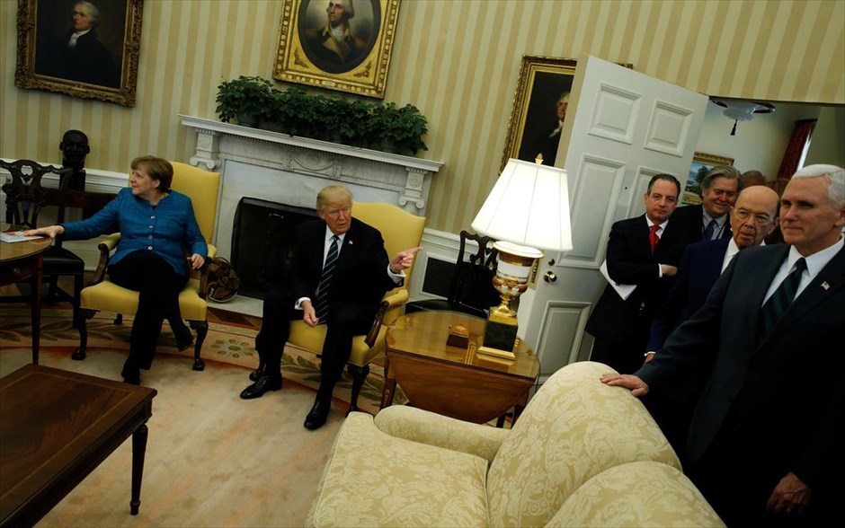 Μέρκελ - Τραμπ. Ο πρόεδρος των ΗΠΑ συστήνει το επιτελείο του στην Άνγκελα Μέρκελ. Στη φωτογραφία διακρίνονται οι Ρινς Πρίμπους, ο Στιβ Μπάνον,Γουίλμπερ Ρος και ο Μάικ Πενς.