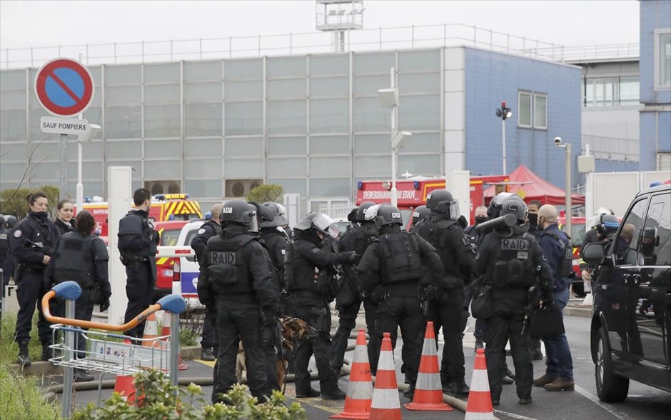 Γαλλία - αεροδρόμιο Ορλί - πυροβολισμοί. 