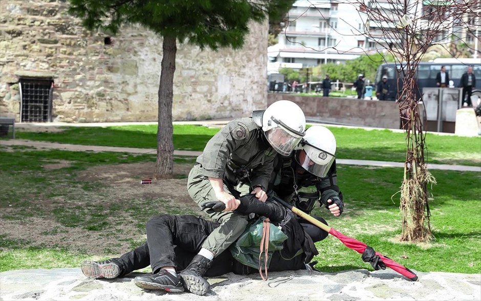 Ένταση σε πορεία αντιεξουσιαστών στον Λευκό Πύργο . Ένταση επικράτησε στην παραλιακή λεωφόρο της Θεσσαλονίκης, στο ύψος του Λευκού Πύργου, στη διάρκεια της πορείας που πραγματοποιούν άτομα του αντιεξουσιαστικού χώρου, ενάντια στην συγκέντρωση που προγραμματίζουν το απόγευμα εθνικιστικές οργανώσεις. Μέλη εθνικιστικών οργανώσεων είχαν συγκεντρωθεί από νωρίς στο άγαλμα του Ναυάρχου Βότση. Κατά την άφιξη της πορείας στο σημείο, αντιεξουσιαστές ήρθαν σε αντιπαράθεση με άτομο που θεώρησαν ότι κατευθυνόταν προς την άλλη συγκέντρωση, ενώ συγκρούστηκαν με τις αστυνομικές δυνάμεις που βρίσκονται στο σημείο και απωθήθηκαν. Η Αστυνομία προχώρησε σε&nbsp;τρεις προσαγωγές.
&nbsp;