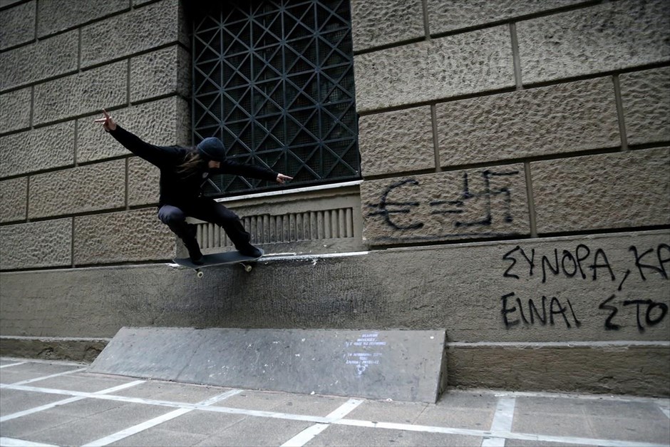 Skateboard στο κέντρο της Αθήνας. Ένας άντρας κάνει skateboard στην οδό Σταδίου, στο κέντρο της Αθήνας.
