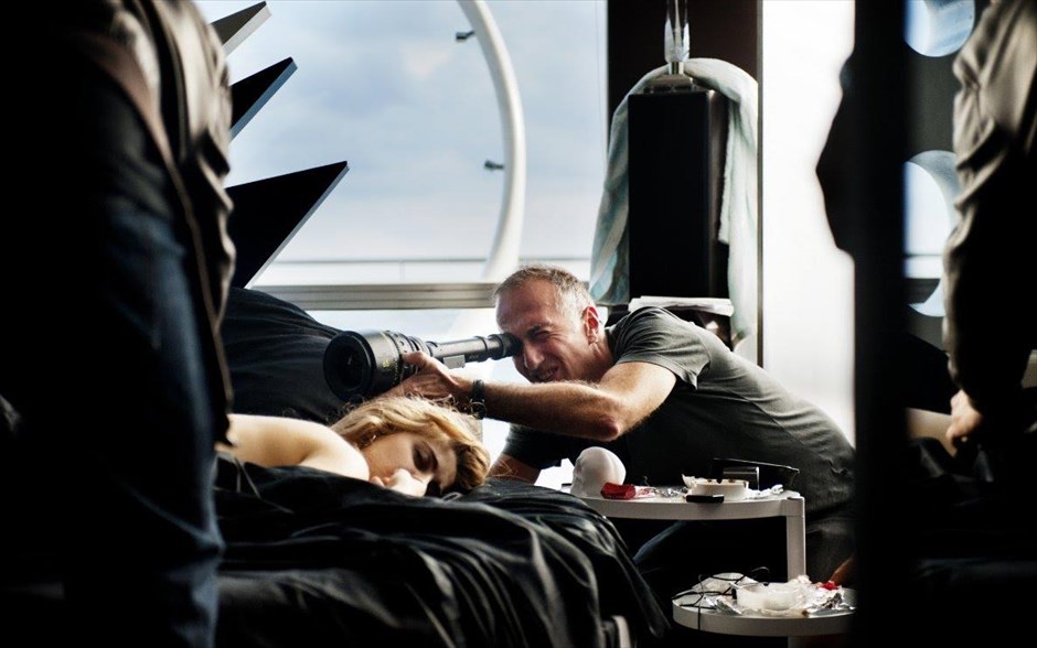 Suburra Υπόγεια πόλη. «Suburra: Υπόγεια πόλη»: Ο σκοτεινός κόσμος του οργανωμένου εγκλήματος και των πολιτικών παιχνιδιών αποκαλύπτει τα μυστικά του, στο ιταλικό αστυνομικό θρίλερ του Στέφανο Σολίμα. Με τους Πιερφραντζέσκο Φαβίνο, Γκρέτα Σκαράνο, Ζαν Χιούζες Ανγλέιντ, Έλιο Τζερμάνο, Τζούλια Γκοριέτι και Κλαούντια Αμέντολα, ένας γκάνγκστερ θέλει να μετατρέψει μια μικρή πόλη σε Λας Βέγκας, με τη βοήθεια ενός&nbsp; διεφθαρμένου πολιτικού κι ενός ισχυρού καρδιναλίου. Όμως, τα σχέδιά του ανατρέπονται, όταν ξεσπά άγριος πόλεμος μεταξύ των συμμοριών της μαφίας.