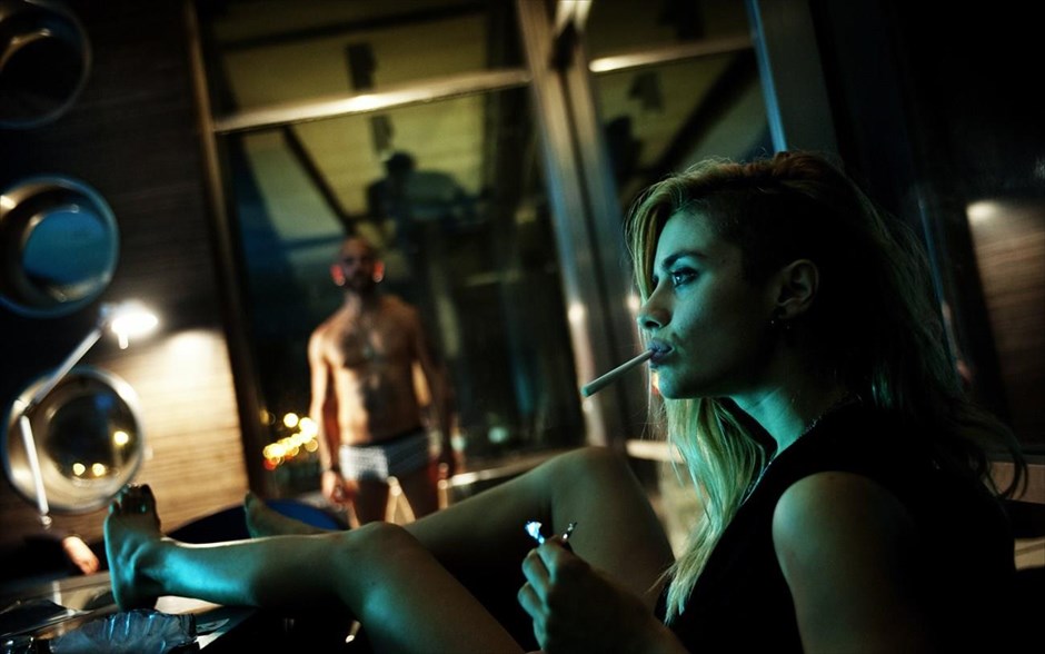Suburra Υπόγεια πόλη. «Suburra: Υπόγεια πόλη»: Ο σκοτεινός κόσμος του οργανωμένου εγκλήματος και των πολιτικών παιχνιδιών αποκαλύπτει τα μυστικά του, στο ιταλικό αστυνομικό θρίλερ του Στέφανο Σολίμα. Με τους Πιερφραντζέσκο Φαβίνο, Γκρέτα Σκαράνο, Ζαν Χιούζες Ανγλέιντ, Έλιο Τζερμάνο, Τζούλια Γκοριέτι και Κλαούντια Αμέντολα, ένας γκάνγκστερ θέλει να μετατρέψει μια μικρή πόλη σε Λας Βέγκας, με τη βοήθεια ενός&nbsp; διεφθαρμένου πολιτικού κι ενός ισχυρού καρδιναλίου. Όμως, τα σχέδιά του ανατρέπονται, όταν ξεσπά άγριος πόλεμος μεταξύ των συμμοριών της μαφίας.