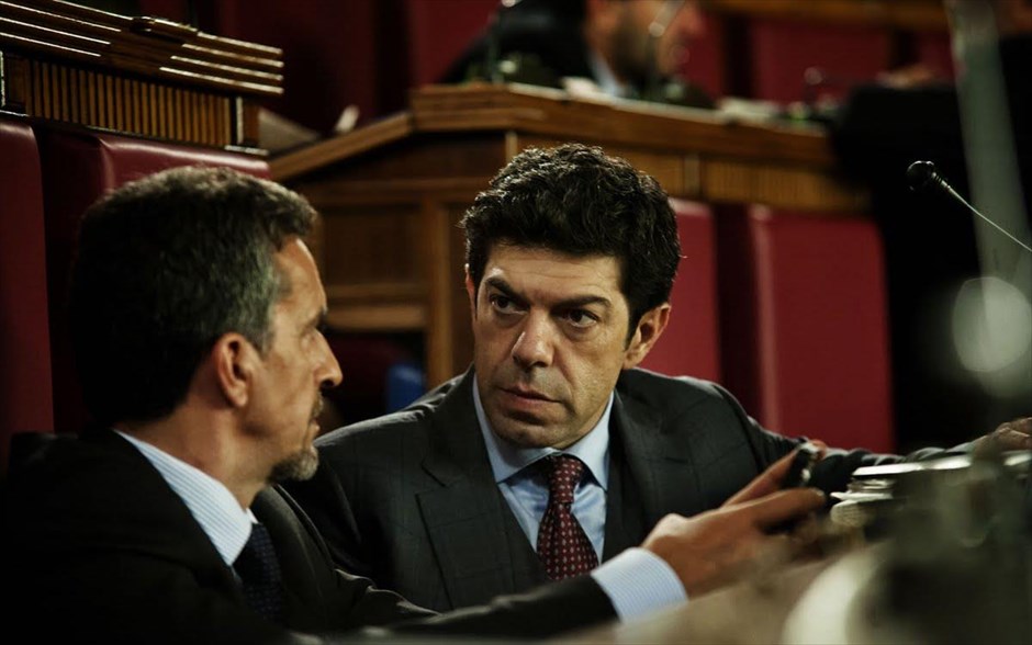 Suburra Υπόγεια πόλη. «Suburra: Υπόγεια πόλη»: Ο σκοτεινός κόσμος του οργανωμένου εγκλήματος και των πολιτικών παιχνιδιών αποκαλύπτει τα μυστικά του, στο ιταλικό αστυνομικό θρίλερ του Στέφανο Σολίμα. Με τους Πιερφραντζέσκο Φαβίνο, Γκρέτα Σκαράνο, Ζαν Χιούζες Ανγλέιντ, Έλιο Τζερμάνο, Τζούλια Γκοριέτι και Κλαούντια Αμέντολα, ένας γκάνγκστερ θέλει να μετατρέψει μια μικρή πόλη σε Λας Βέγκας, με τη βοήθεια ενός&nbsp; διεφθαρμένου πολιτικού κι ενός ισχυρού καρδιναλίου. Όμως, τα σχέδιά του ανατρέπονται, όταν ξεσπά άγριος πόλεμος μεταξύ των συμμοριών της μαφίας.