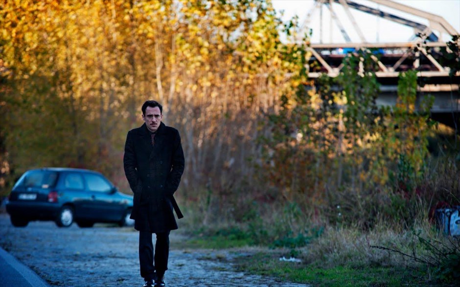 Suburra Υπόγεια πόλη. «Suburra: Υπόγεια πόλη»: Ο σκοτεινός κόσμος του οργανωμένου εγκλήματος και των πολιτικών παιχνιδιών αποκαλύπτει τα μυστικά του, στο ιταλικό αστυνομικό θρίλερ του Στέφανο Σολίμα. Με τους Πιερφραντζέσκο Φαβίνο, Γκρέτα Σκαράνο, Ζαν Χιούζες Ανγλέιντ, Έλιο Τζερμάνο, Τζούλια Γκοριέτι και Κλαούντια Αμέντολα, ένας γκάνγκστερ θέλει να μετατρέψει μια μικρή πόλη σε Λας Βέγκας, με τη βοήθεια ενός&nbsp; διεφθαρμένου πολιτικού κι ενός ισχυρού καρδιναλίου. Όμως, τα σχέδιά του ανατρέπονται, όταν ξεσπά άγριος πόλεμος μεταξύ των συμμοριών της μαφίας.