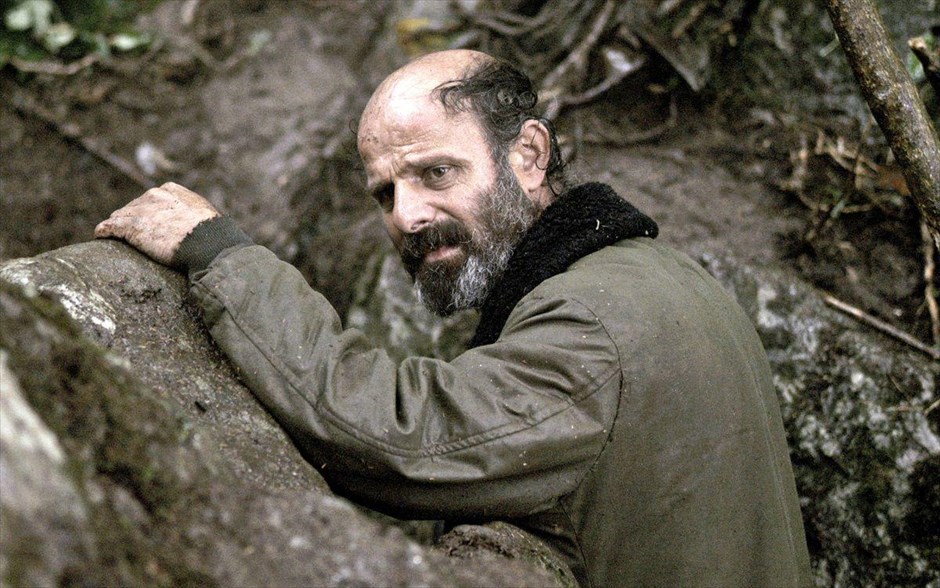  Το κρύο της Τραπεζούντας. «Το κρύο της Τραπεζούντας»: Με ήρωα έναν απλό άνθρωπο που ζει με την οικογένειά του σε ένα εξαθλιωμένο χαμόσπιτο και βρίσκεται αντιμέτωπος με τη γεμάτη δυσκολίες επιβίωση, αλλά και με την απρόβλεπτη φύση, καθώς γυρνάει τα βουνά μόνος του, αναζητώντας μανιωδώς μια φλέβα χρυσού που θα λύσει όλα του τα προβλήματα, το δράμα του Μουστάφα Καρά ήταν η υποψηφιότητα της Τουρκίας για το φετινό Όσκαρ ξενόγλωσσης ταινίας. Παίζουν οι Χεϊντάρ Σισμάν, Νουράι Γιεσιλαράζ και Χανίφε Καρά.