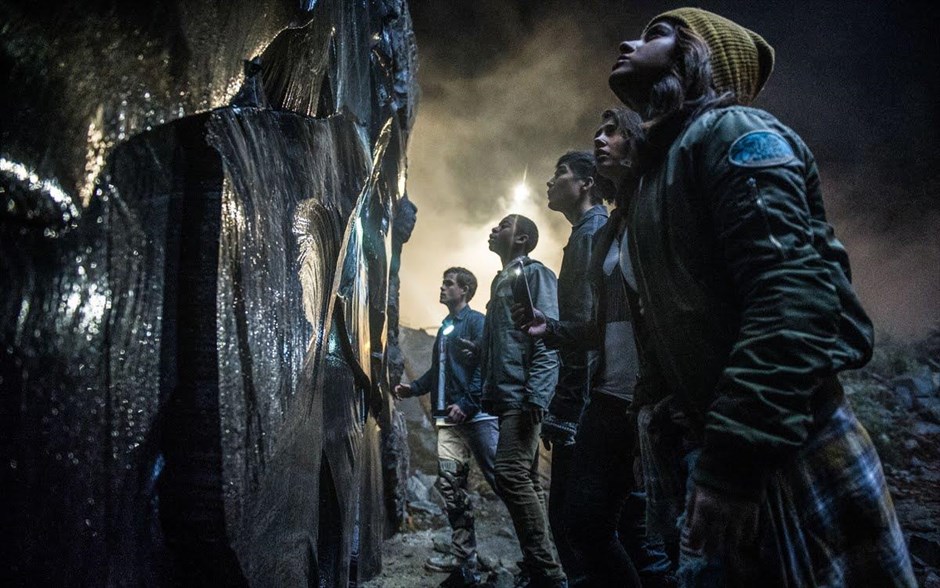 Power Rangers. «Power Rangers»: Η τηλεοπτική σειρά που αποτέλεσε παγκόσμιο φαινόμενο, μεταφέρεται στη μεγάλη οθόνη από τον Ντιν Ισραλάιτ, ο οποίος δημιούργησε μια περιπέτεια επιστημονικής φαντασίας, με τους Ναόμι Σκοτ, Ντακρ Μοντγκόμερι, Λούντι Λιν, Ρ. Τζέι Σάιλερ, Μπέκι Τζι, Μπράιαν Κράνστον, Ελίζαμπεθ Μπανκς και Μπιλ Χέιντερ. Η ταινία ξετυλίγει την ιστορία πέντε καθημερινών εφήβων, οι οποίοι πρέπει να μεταμορφωθούν σε κάτι εξωπραγματικό, για να σώσουν τον κόσμο που απειλείται με εξαφάνιση, εξαιτίας μίας επίθεσης εξωγήινων.