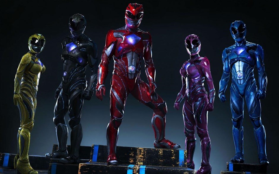 Power Rangers. «Power Rangers»: Η τηλεοπτική σειρά που αποτέλεσε παγκόσμιο φαινόμενο, μεταφέρεται στη μεγάλη οθόνη από τον Ντιν Ισραλάιτ, ο οποίος δημιούργησε μια περιπέτεια επιστημονικής φαντασίας, με τους Ναόμι Σκοτ, Ντακρ Μοντγκόμερι, Λούντι Λιν, Ρ. Τζέι Σάιλερ, Μπέκι Τζι, Μπράιαν Κράνστον, Ελίζαμπεθ Μπανκς και Μπιλ Χέιντερ. Η ταινία ξετυλίγει την ιστορία πέντε καθημερινών εφήβων, οι οποίοι πρέπει να μεταμορφωθούν σε κάτι εξωπραγματικό, για να σώσουν τον κόσμο που απειλείται με εξαφάνιση, εξαιτίας μίας επίθεσης εξωγήινων.