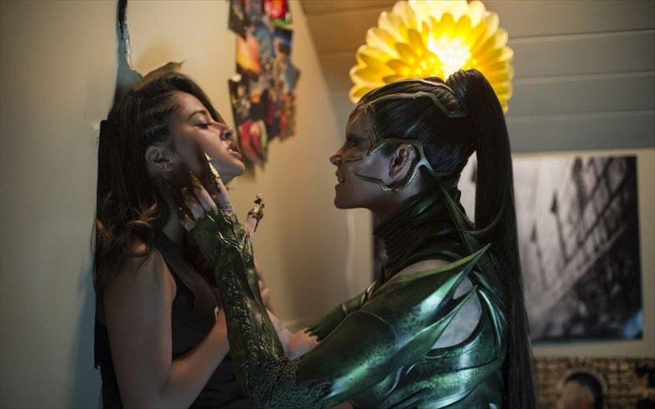 Power Rangers. «Power Rangers»: Η τηλεοπτική σειρά που αποτέλεσε παγκόσμιο φαινόμενο, μεταφέρεται στη μεγάλη οθόνη από τον Ντιν Ισραλάιτ, ο οποίος δημιούργησε μια περιπέτεια επιστημονικής φαντασίας, με τους Ναόμι Σκοτ, Ντακρ Μοντγκόμερι, Λούντι Λιν, Ρ. Τζέι Σάιλερ, Μπέκι Τζι, Μπράιαν Κράνστον, Ελίζαμπεθ Μπανκς και Μπιλ Χέιντερ. Η ταινία ξετυλίγει την ιστορία πέντε καθημερινών εφήβων, οι οποίοι πρέπει να μεταμορφωθούν σε κάτι εξωπραγματικό, για να σώσουν τον κόσμο που απειλείται με εξαφάνιση, εξαιτίας μίας επίθεσης εξωγήινων.