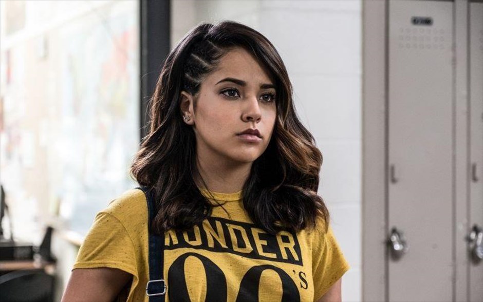 Power Rangers. «Power Rangers»: Η τηλεοπτική σειρά που αποτέλεσε παγκόσμιο φαινόμενο, μεταφέρεται στη μεγάλη οθόνη από τον Ντιν Ισραλάιτ, ο οποίος δημιούργησε μια περιπέτεια επιστημονικής φαντασίας, με τους Ναόμι Σκοτ, Ντακρ Μοντγκόμερι, Λούντι Λιν, Ρ. Τζέι Σάιλερ, Μπέκι Τζι, Μπράιαν Κράνστον, Ελίζαμπεθ Μπανκς και Μπιλ Χέιντερ. Η ταινία ξετυλίγει την ιστορία πέντε καθημερινών εφήβων, οι οποίοι πρέπει να μεταμορφωθούν σε κάτι εξωπραγματικό, για να σώσουν τον κόσμο που απειλείται με εξαφάνιση, εξαιτίας μίας επίθεσης εξωγήινων.