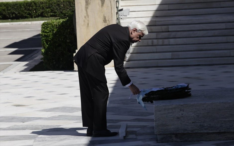 25η Μαρτίου - Παρέλαση . Kατάθεση&nbsp;στεφάνου&nbsp;στο μνημείο του&nbsp;Αγνώστου Στρατιώτη από τον Πρόεδρο της Δημοκρατίας Προκόπη Παυλόπουλο.