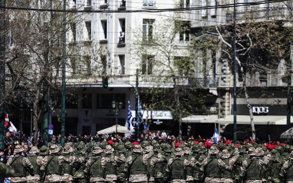 Στρατιωτική παρέλαση στην Αθήνα. Στιγμιότυπο από τη στρατιωτική παρέλαση, που πραγματοποιήθηκε στην Αθήνα στο πλαίσιο των εκδηλώσεων για την εθνική επέτειο της 25ης Μαρτίου.