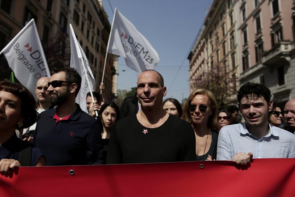 Σύνοδος Ρώμης - 60 χρόνια Ευρωπαϊκή Ένωση - Ε.Ε. - Διακήρυξη της Ρώμης - Διαδήλωση. Ο πρώην υπουργός Οικονομικών Γιάνης Βαρουφάκης συμμετέχει σε διαδήλωση στο κέντρο της Ρώμης.&nbsp;