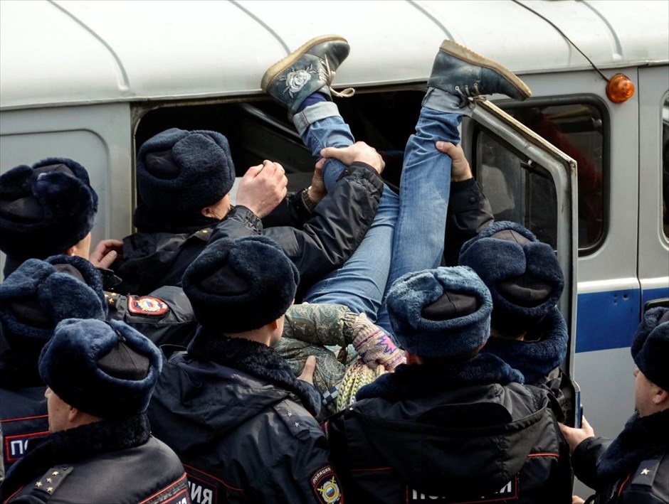 Διαδήλωση στο Βλαδιβοστόκ. Στιγμιότυπο από επέμβαση της ρωσικής αστυνομίας κατά τη διάρκεια διαδήλωσης υποστηρικτών της αντιπολίτευσης, στο Βλαδιβοστόκ. Σημειώνεται ότι στη Μόσχα συνελήφθη σήμερα ο ηγέτης της ρωσικής αντιπολίτευσης Αλεξέι Ναβάλνι κατά τη διάρκεια διαδήλωσης κατά της διαφθοράς.