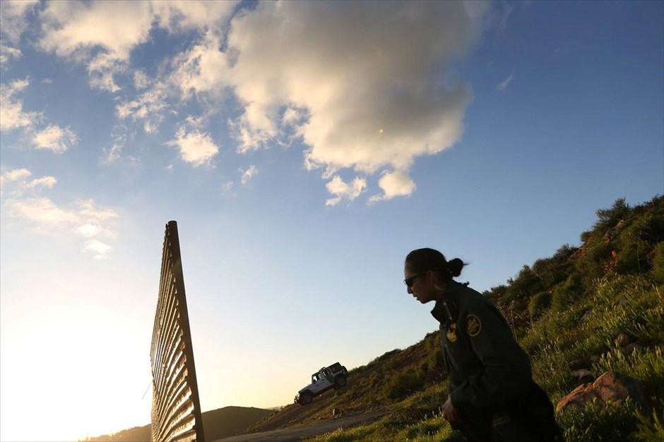 Μεξικό: Στη σκιά του φράχτη. Συνοριοφύλακας των ΗΠΑ ελέγχει σημείο όπου ο φράχτης διακόπτεται, κοντά την Τιχουάνα.