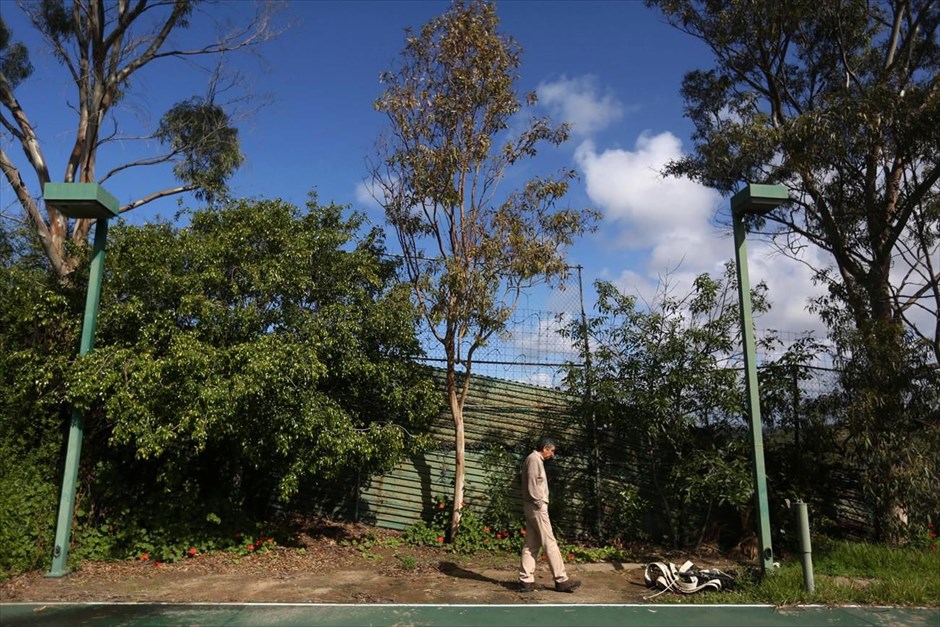 Μεξικό: Στη σκιά του φράχτη. Ο 65χρονος Ενρίκε, μηχανικός στο επάγγελμα, περπατά στο γήπεδο μπάσκετ στην αυλή του σπιτιού του.