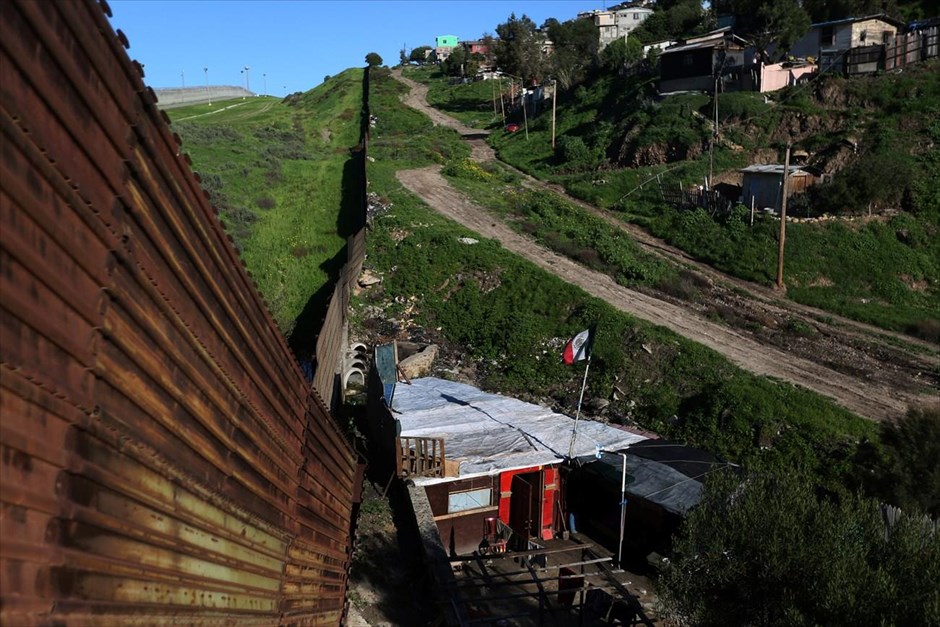 Μεξικό: Στη σκιά του φράχτη. Καλύβα χτισμένη ακριβώς στα σύνορα μεταξύ Μεξικού και ΗΠΑ.