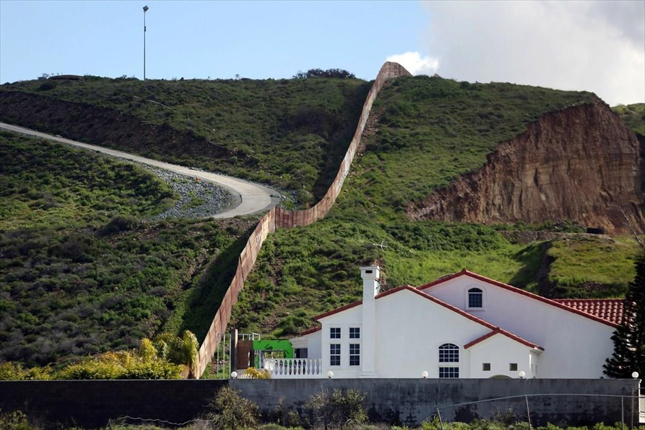 Μεξικό: Στη σκιά του φράχτη. Κατοικία στα σύνορα Μεξικού - ΗΠΑ.