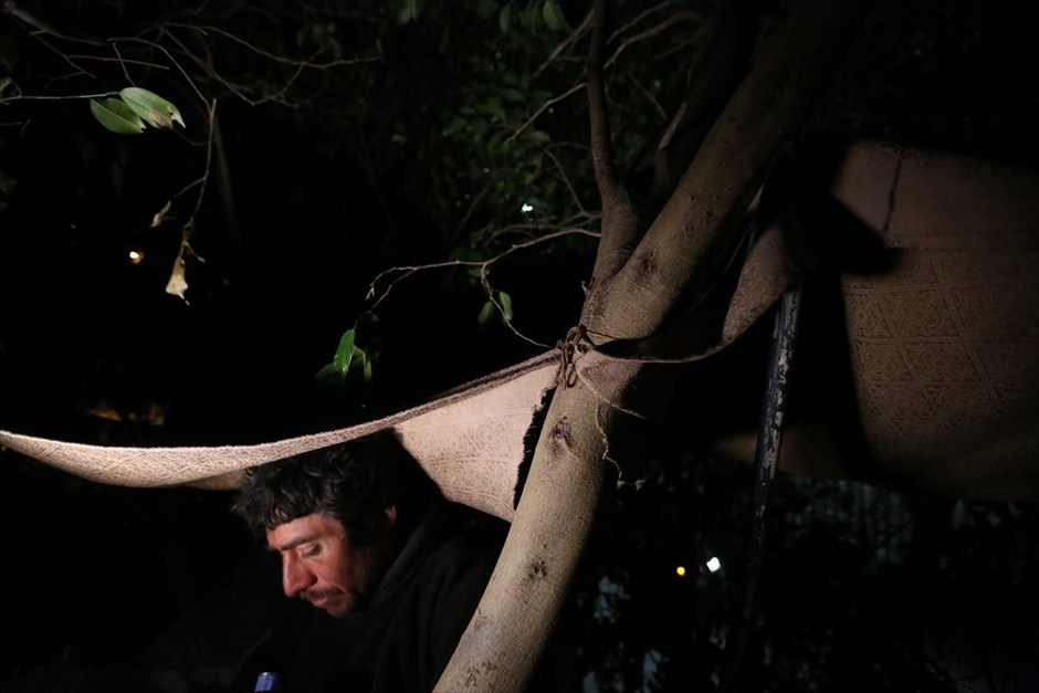 Μεξικό: Στη σκιά του φράχτη. Ο 36χρονος Χοακίν, μάγειρας από την Γουατεμάλα, ο οποίος, όπως λέει, απελάθηκε από τις ΗΠΑ, κάθεται κάτω από ένα δέντρο κοντά στον φράχτη που χωρίζει Μεξικό και ΗΠΑ. 