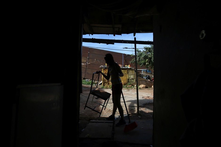 Μεξικό: Στη σκιά του φράχτη. Η 27χρονη Πιλάρ καθαρίζει το σπίτι της.