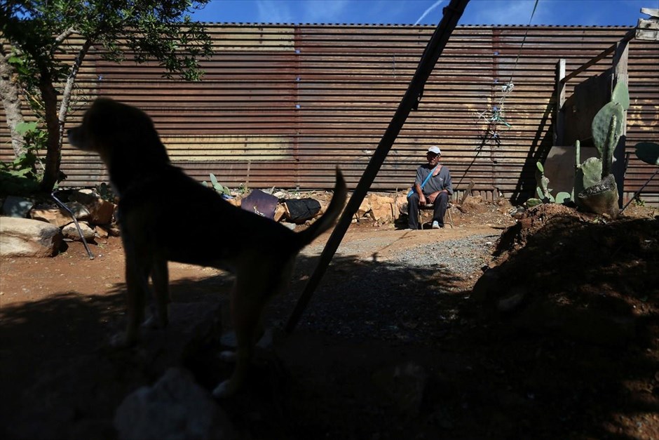 Μεξικό: Στη σκιά του φράχτη. Ο 72χορνος συνταξιούχος Πέδρο ξεκουράζεται στο σπίτι του. «Ούτε ο Τραμπ, ούτε το τείχος πρόκειται να εμποδίσουν οποιονδήποτε, ίσως μόνο για λίγο», δηλώνει στο Reuters. 