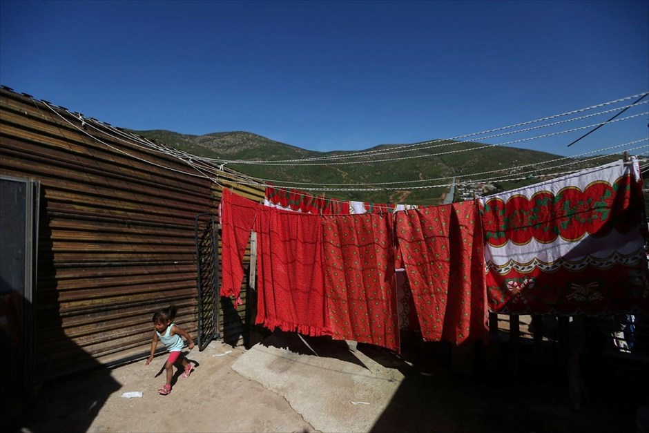 Μεξικό: Στη σκιά του φράχτη. Ένα κορίτσι παίζει έξω από το σπίτ του.