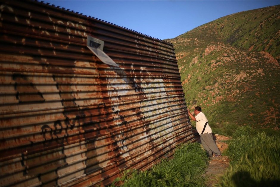 Μεξικό: Στη σκιά του φράχτη. Ο 68χρονος Πορφίριο στέκεται δίπλα στον φράχτη, στα σύνορα Μεξικού - ΗΠΑ.