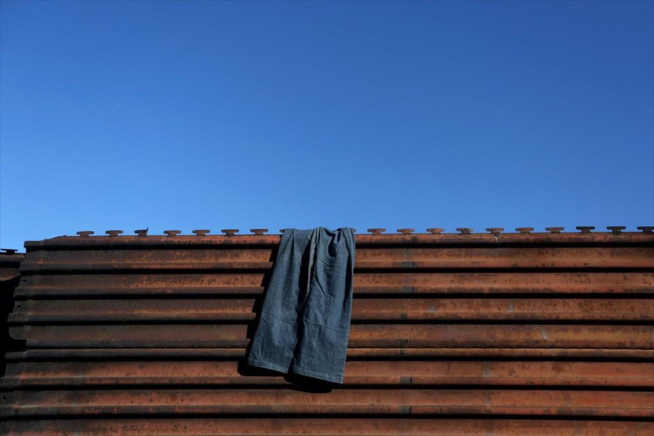 Μεξικό: Στη σκιά του φράχτη. Παντελόνι κρέμεται στον φράχτη που χωρίζει Μεξικό και ΗΠΑ, στα περίχωρα της Τιχουάνα.