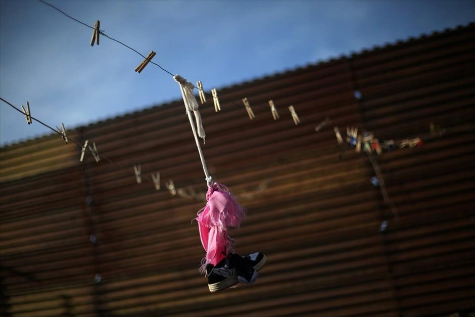 Μεξικό: Στη σκιά του φράχτη. Απλωμένη μπουγάδα σε κατοικία δίπλα στον συνοριακό φράχτη.
