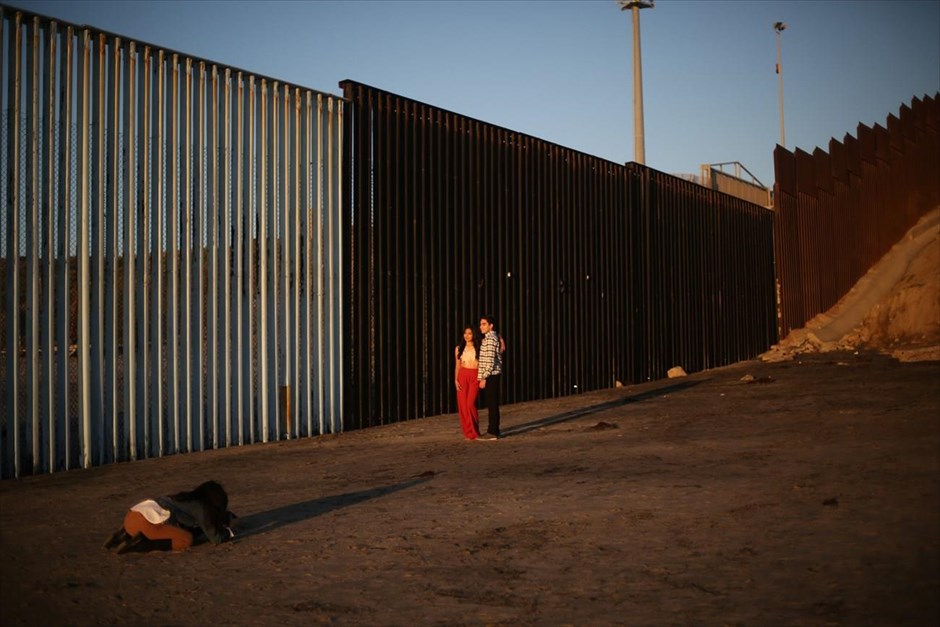 Μεξικό: Στη σκιά του φράχτη. Τουρίστες βγάζουν φωτογραφίες δίπλα στον φράχτη.
