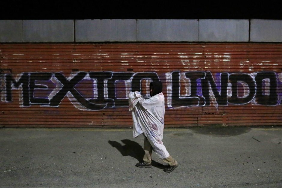 Μεξικό: Στη σκιά του φράχτη. Ο 36χρονος Χοακίν από τη Γουτεμάλα. Το γκράφιτι πίσω του λέει: «Όμορφο Μεξικό».