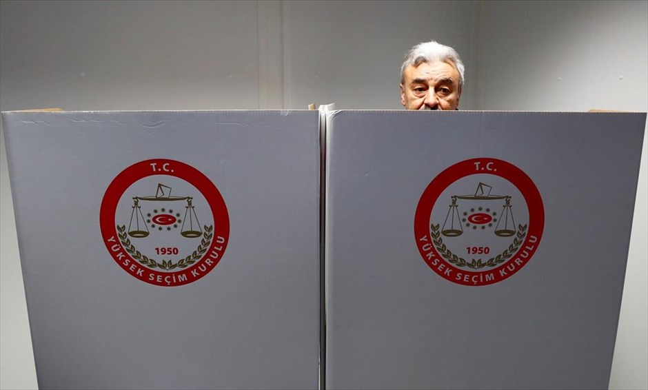 Στις κάλπες οι Τούρκοι στη Γερμανία. Στιγμιότυπο από τις εκλογές για το δημοψήφισμα στο  τουρκικό προξενείο στο Βερολίνο. Περίπου 1,4 εκατ. Τούρκοι καλούνται από σήμερα στη Γερμανία να συμμετάσχουν στο τουρκικό δημοψήφισμα για τη συνταγματική αναθεώρηση, η οποία έχει στόχο να ενισχύσει τις εξουσίες του&nbsp;Ταγίπ Ερντογάν.