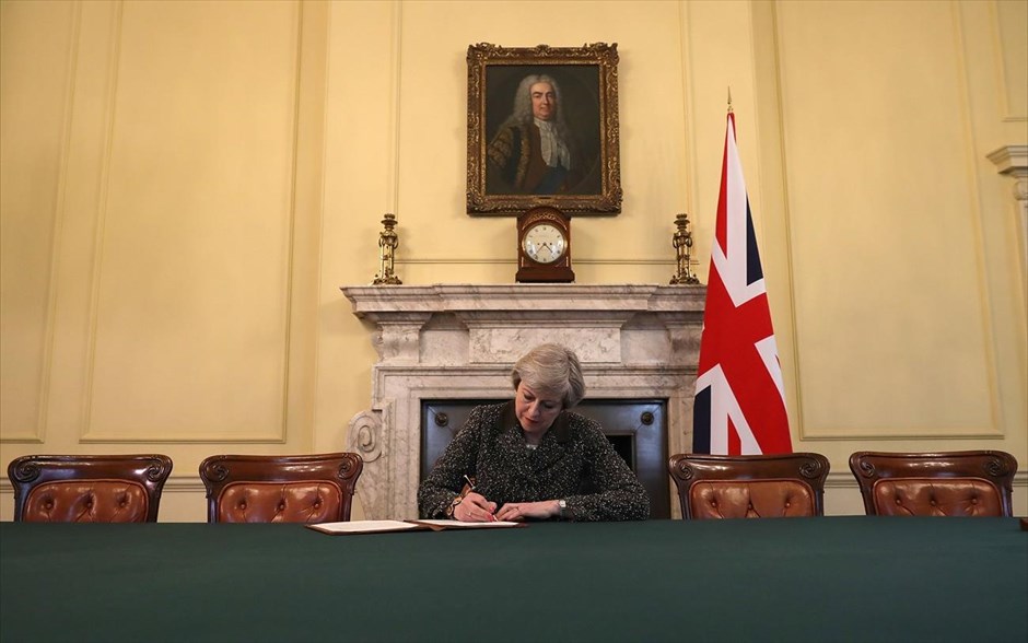 Υπέγραψε την επιστολή για την έναρξη του Brexit η Τερέζα Μέι. Η Βρετανίδα πρωθυπουργός Τερέζα Μέι υπέγραψε αργά το βράδυ της Τρίτης την επιστολή που θα υποβληθεί σήμερα στις Βρυξέλλες σηματοδοτώντας την έναρξη της διαδικασίας για την αποχώρηση της Βρετανίας από την Ευρωπαϊκή Ένωση. Η Ντάουνινγκ Στριτ έδωσε χθες στις 24:00 τα μεσάνυκτα (ώρα Ελλάδας) στη δημοσιότητα τη φωτογραφία που απαθανατίζει τη Μέι να υπογράφει την επίσημη επιστολή που θα δοθεί σήμερα το πρωί στον πρόεδρο του Ευρωπαϊκού Συμβουλίου Ντόναλντ Τουσκ, εννέα μήνες αφού οι Βρετανοί ψήφισαν υπέρ της αποχώρησης της χώρας τους από την Ε.Ε..
