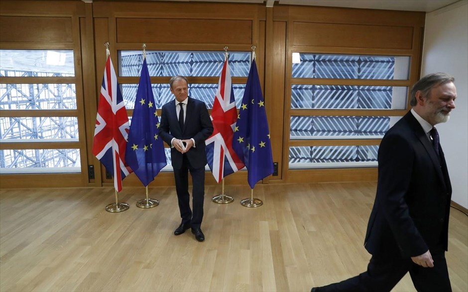 Ξεκίνησε επισήμως η διαδικασία του Brexit . O μόνιμος εκπρόσωπος της Μ. Βρετανίας στην Ε.Ε., Τιμ Μπάροου (δεξιά) αποχωρεί μετά την επίδοση της επιστολής της πρωθυπουργού της χώρας ,Τερέζα Μέι σχετικά με τη πρόθεση του Ηνωμένου Βασιλείου να αποχωρήσει από την Ένωση βάσει του άρθρου 50 της Συνθήκης της Λισσαβόνας. Η σκηνή της παράδοσης της επιστολής από τον Σερ Μπάροου στον κ. Τουσκ δεν καταγράφηκε από τις κάμερες, ωστόσο αμέσως μετά, ο επικεφαλής του Ευρωπαϊκού Συμβουλίου έγραψε στον λογαριασμό του στο Twitter: «Μετά από εννέα μήνες, το Ηνωμένο Βασίλειο παρέδωσε».