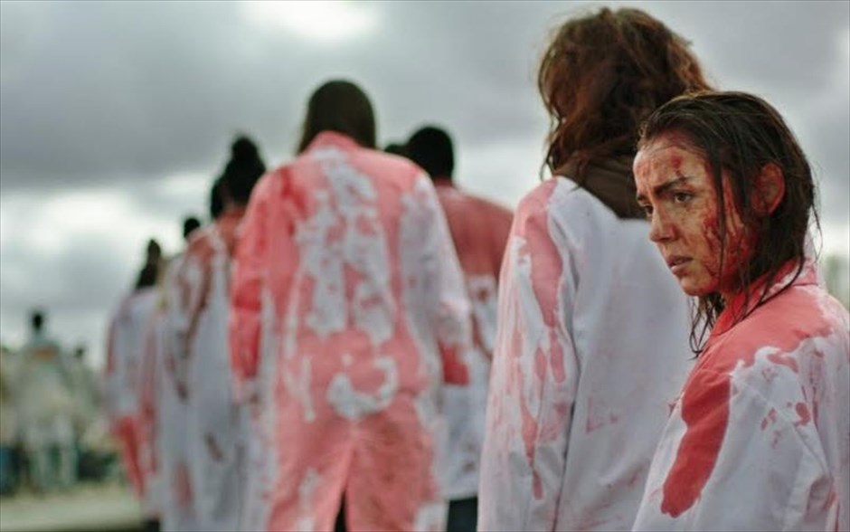«Raw». «Raw»: Μια σκληροπυρηνική χορτοφάγος υποβάλλεται, παρά τη θέλησή της, σε ένα τελετουργικό μύησης πρωτοετών στην κτηνιατρική σχολή της, το οποίο συνδυάζει ωμοφαγία και κανιβαλισμό μέσα σε ένα λουτρό αίματος. Και τότε, αντιλαμβάνεται πως μερικά πράγματα καλό είναι να μην τα δοκιμάζεις ποτέ, γιατί μπορεί να εθιστείς.