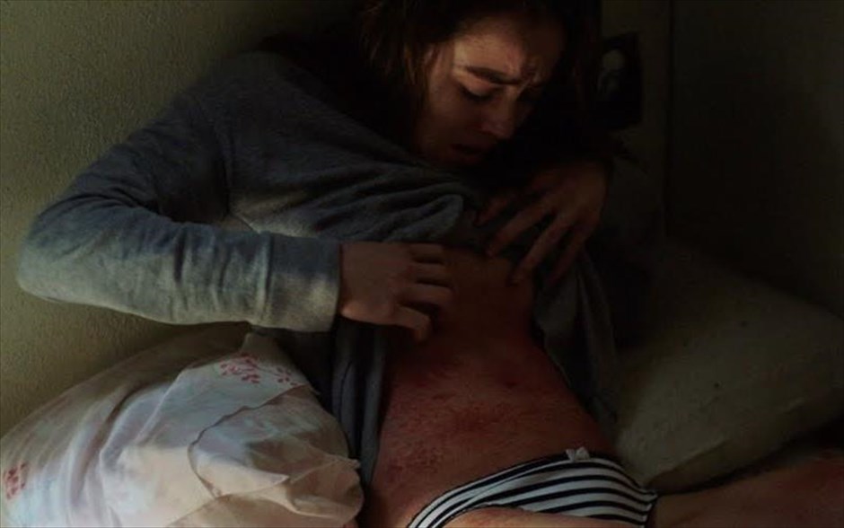 «Raw». «Raw»: Μια σκληροπυρηνική χορτοφάγος υποβάλλεται, παρά τη θέλησή της, σε ένα τελετουργικό μύησης πρωτοετών στην κτηνιατρική σχολή της, το οποίο συνδυάζει ωμοφαγία και κανιβαλισμό μέσα σε ένα λουτρό αίματος. Και τότε, αντιλαμβάνεται πως μερικά πράγματα καλό είναι να μην τα δοκιμάζεις ποτέ, γιατί μπορεί να εθιστείς.