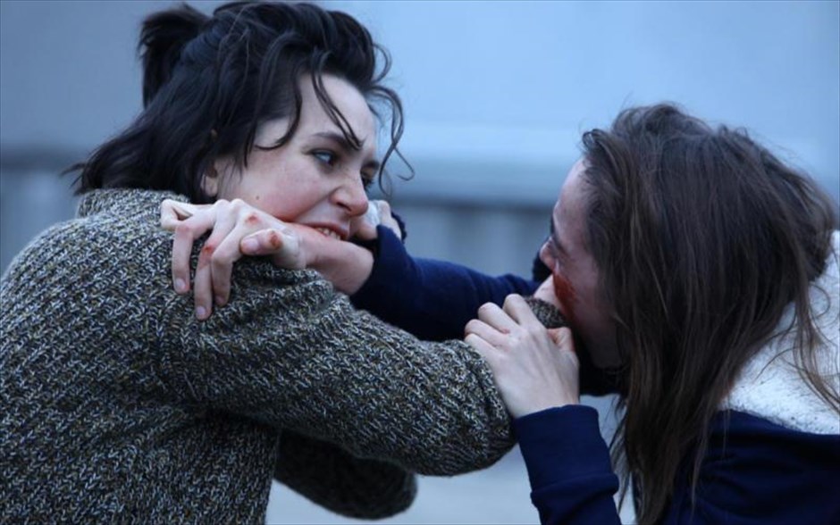 «Raw». «Raw»: Μια σκληροπυρηνική χορτοφάγος υποβάλλεται, παρά τη θέλησή της, σε ένα τελετουργικό μύησης πρωτοετών στην κτηνιατρική σχολή της, το οποίο συνδυάζει ωμοφαγία και κανιβαλισμό μέσα σε ένα λουτρό αίματος. Και τότε, αντιλαμβάνεται πως μερικά πράγματα καλό είναι να μην τα δοκιμάζεις ποτέ, γιατί μπορεί να εθιστείς.