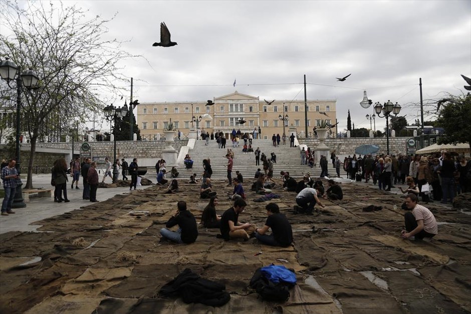 Καλλιτεχνικό δρώμενο της «Documenta 14» στο Σύνταγμα. Άντρες και γυναίκες ράβουν καφέ σακιά μεταξύ τους καθώς συμμετέχουν στο δρώμενο της "Documenta 14", θέλοντας συμβολικά να αναδείξουν το «ξήλωμα και ράψιμο» που επικρατεί στην σύγχρονη Ελληνική κοινωνία, στην πλατεία Συντάγματος. Η έκθεση "Documenta 14" για πρώτη φορά εγκαινιάζεται την άνοιξη του 2017 στην Αθήνα - από τις 8 Απριλίου έως τις 16 Ιουλίου - και γίνεται η πρώτη πόλη στην ιστορία της Documenta που συν-φιλοξενεί τη διοργάνωση μαζί με τη γερμανική πόλη του Κάσσελ.
