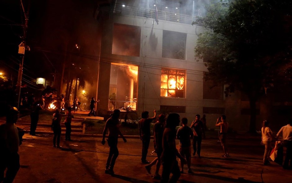 Παραγουάη: Εισβολή διαδηλωτών στο Κογκρέσο . Στο Κογκρέσο εισέβαλαν το βράδυ της Παρασκευής διαδηλωτές στην Παραγουάη, αντιδρώντας στην αναθεώρηση του Συντάγματος, η οποία επιτρέπει την επανεκλογή του νυν προέδρου, Οράσιο Καρτές. «Διαπράχθηκε ένα πραξικόπημα,&nbsp;θα αντισταθούμε και θα καλέσουμε τον λαό να αντισταθεί μαζί μας», δήλωσε η γερουσιάστρια, Ντεσιρέ Μάσι, μέλος του αντιπολιτευόμενου Προοδευτικού Δημοκρατικού Κόμματος.