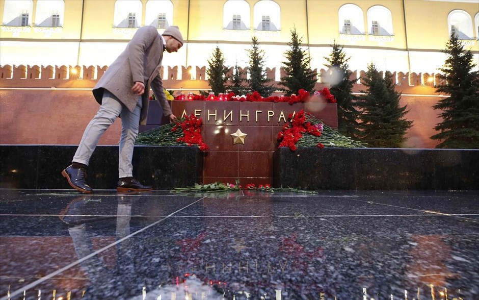 Ρωσία - εκρήξεις - μετρό. Κόσμος αφήνει λουλούδια και σημειώματα στη μνήμη των θυμάτων της τρομοκρατικής επίθεσης στο μετρό της Αγίας Πετρούπολης.