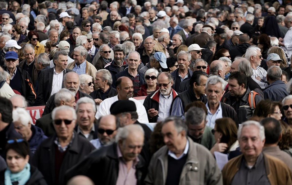 Στους δρόμους συνταξιούχοι, ζητούν προστασία των συντάξεων. Πορεία προς το υπουργείο Εργασίας πραγματοποιούν συνταξιούχοι, που νωρίτερα συγκεντρώθηκαν&nbsp;στην πλατεία Κοτζιά, καταγγέλλοντας&nbsp;ότι η κυβέρνηση διαπραγματεύεται με τους δανειστές νέο σφαγιασμό των συντάξεων και νέα φοροληστεία.