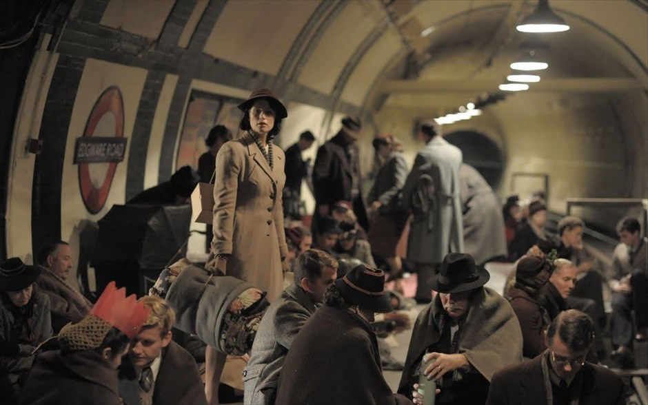 «Η καλύτερη στιγμή τους». «Η καλύτερη στιγμή τους»: Μέσα από την κινηματογραφική μεταφορά του ομότιτλου βιβλίου της Λίζα Έβανς, η Λόουν Σέρφινγκ αφηγείται την πνευματώδη, ρομαντική και συγκινητική ιστορία μίας νεαρής γυναίκας, που καταφέρνει να βρει τον δρόμο και τη φωνή της κατά τη διάρκεια ενός φρικτού πολέμου. Οι Τζέμα Άρτερτον, Μπιλ Νάι, Σαμ Κλάφλιν, Τζακ Χιούστον, Τζέικ Λέισι και Πολ Ρίτερ μάς ταξιδεύουν στο Λονδίνο του Β΄ Παγκοσμίου Πολέμου, όπου μία άπειρη σεναριογράφος, με ένα επίσης άπειρο κινηματογραφικό συνεργείο, δουλεύουν κάτω από τα πυρά του πολέμου, προκειμένου να φτιάξουν μία ταινία, που θα ανυψώσει το πεσμένο ηθικό του λαού, αλλά και θα εμπνεύσει την Αμερική να προσφέρει τη βοήθειά της.