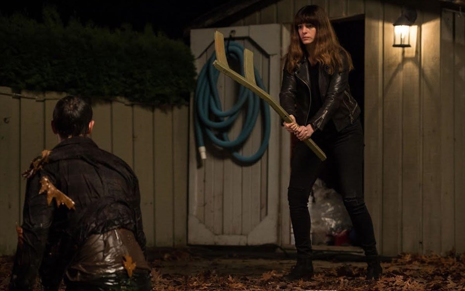 Colossal. «Colossal»: Ο Νάτσο Βιγκαλόντο κάνει ένα σχόλιο πάνω στο ότι το μέγεθος των πράξεών μας δεν συνάδει απαραίτητα με το μέγεθος των συνεπειών, μέσα από αυτό το θρίλερ επιστημονικής φαντασίας, με τη - βραβευμένη με Όσκαρ - Αν Χάθαγουεϊ και τους Νταν Στίβενς, Τζέισον Σουντέικις, Τιμ Μπλέικ Νέλσον και Όστιν Στόουγελ. Ηρωίδα του είναι μία 30άχρονη, που, έχοντας χάσει τη δουλειά και τον φίλο της, επιστρέφει απελπισμένη στη μικρή κωμόπολη που γεννήθηκε και επανασυνδέεται με τον παιδικό της φίλο και την παρέα του. Τα πράγματα αρχίζουν να παίρνουν μία περίεργη τροπή, όταν ανακαλύπτει με τρόμο ότι ένα τεράστιο αδηφάγο τέρας μιμείται κάθε της κίνηση...