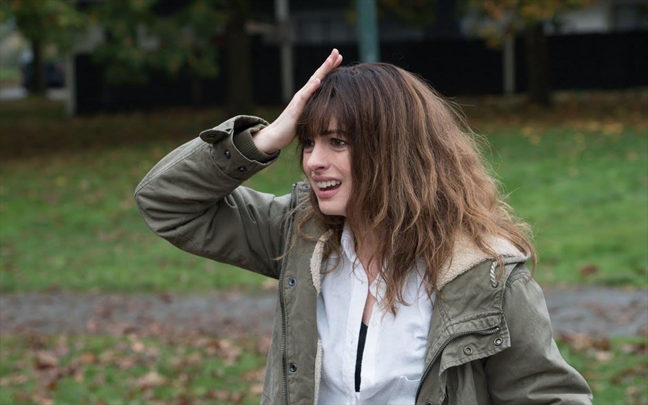 Colossal. «Colossal»: Ο Νάτσο Βιγκαλόντο κάνει ένα σχόλιο πάνω στο ότι το μέγεθος των πράξεών μας δεν συνάδει απαραίτητα με το μέγεθος των συνεπειών, μέσα από αυτό το θρίλερ επιστημονικής φαντασίας, με τη - βραβευμένη με Όσκαρ - Αν Χάθαγουεϊ και τους Νταν Στίβενς, Τζέισον Σουντέικις, Τιμ Μπλέικ Νέλσον και Όστιν Στόουγελ. Ηρωίδα του είναι μία 30άχρονη, που, έχοντας χάσει τη δουλειά και τον φίλο της, επιστρέφει απελπισμένη στη μικρή κωμόπολη που γεννήθηκε και επανασυνδέεται με τον παιδικό της φίλο και την παρέα του. Τα πράγματα αρχίζουν να παίρνουν μία περίεργη τροπή, όταν ανακαλύπτει με τρόμο ότι ένα τεράστιο αδηφάγο τέρας μιμείται κάθε της κίνηση...