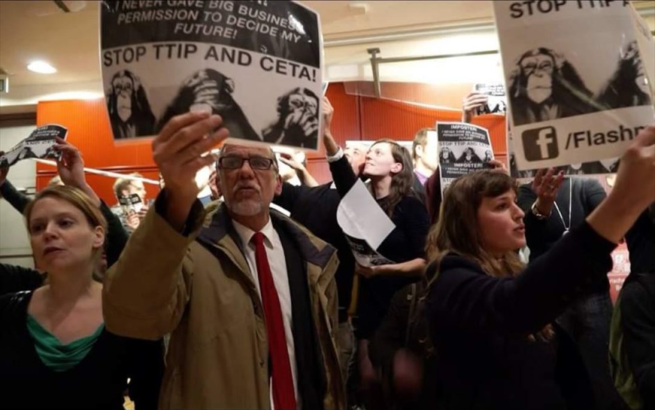 Πεθαίνοντας στο γέλιο. «Πεθαίνοντας στο γέλιο»: Στο ντοκιμαντέρ του, ο Στέλιος Κούλογλου καταγράφει τέσσερις παράλληλες ιστορίες, με θέμα το χιούμορ σαν όπλο για πολιτική δράση. Οι διάσημοι Yesmen οργανώνουν την πρώτη μεγάλη φάρσα μέσα στο Ευρωπαϊκό Κοινοβούλιο. Ο κωμικός και ευρωβουλευτής Μάρτιν Σόνεμπορν επεξεργάζεται ένα πρωτότυπο σχέδιο για τη σωτηρία της Ελλάδας. Οι Flashmob διακόπτουν επίσημες εκδηλώσεις με το χαμόγελο στα χείλη. Και ανάμεσα σε αυτές τις κωμωδίες, μια τραγωδία, στην οποία κάποιοι πεθαίνουν κυριολεκτικά από το… γέλιο. Στην τελευταία συνέντευξη πριν τη δολοφονία του, τον Ιανουάριο του 2015, ο διευθυντής του Charlie Hebdo προβλέπει ότι μόνο η βία των ισλαμιστών μπορεί να σκοτώσει το χιούμορ.