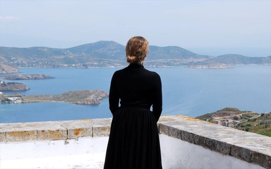 Η πόλη της σιωπής. «Η πόλη της σιωπής»: Το δράμα της Άντζελα Ισμαήλος - με την ίδια και τους Σον Μπένσον, Σάρα Μάιλς, Έριχ Γουάιλντπρετ, Μπέρναρντ Χιλ, Ρούλα Πατεράκη, Δημήτρη Λιγνάδη και Γιάννη Βόγλη - αφηγείται, μέσα από τα μάτια μιας γυναίκας, τη διαδρομή ενός εσωτερικού ταξιδιού αναζήτησης τριών ανθρώπων, μέσω της δύναμης της πίστης, της αγάπης, της αφοσίωσης και του έρωτα, στο ιερό νησί της Πάτμου. Η μυστηριώδης αυτή γυναίκα έχει επιλέξει να ζει εκεί απομονωμένη, ως προσωπική κάθαρση και αυτοτιμωρία. Δύο εντελώς διαφορετικοί μεταξύ τους άντρες βρίσκονται στο νησί, αναζητώντας τις δικές τους απαντήσεις. Η συνάντησή τους μαζί της ξυπνά πρωτόγνωρα και ανεξέλεγκτα συναισθήματα, οδηγώντας σε ακόμα μεγαλύτερες αλήθειες από εκείνες που προσδοκούσαν να βρουν.